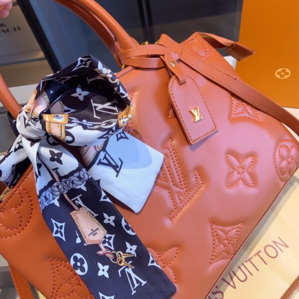 2023 Multiple Handbags Options - Image 8