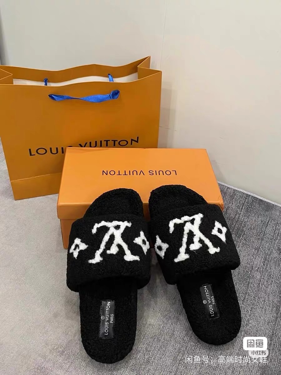 Fur slides LV black and White