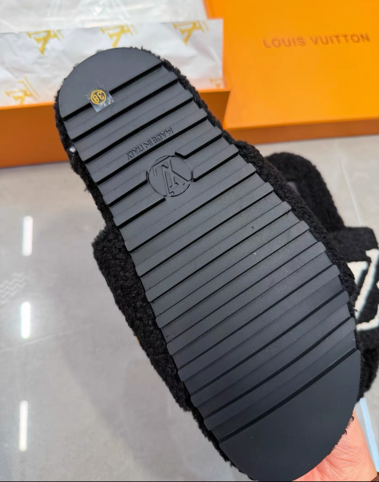 Fur slides LV black and White - Image 3
