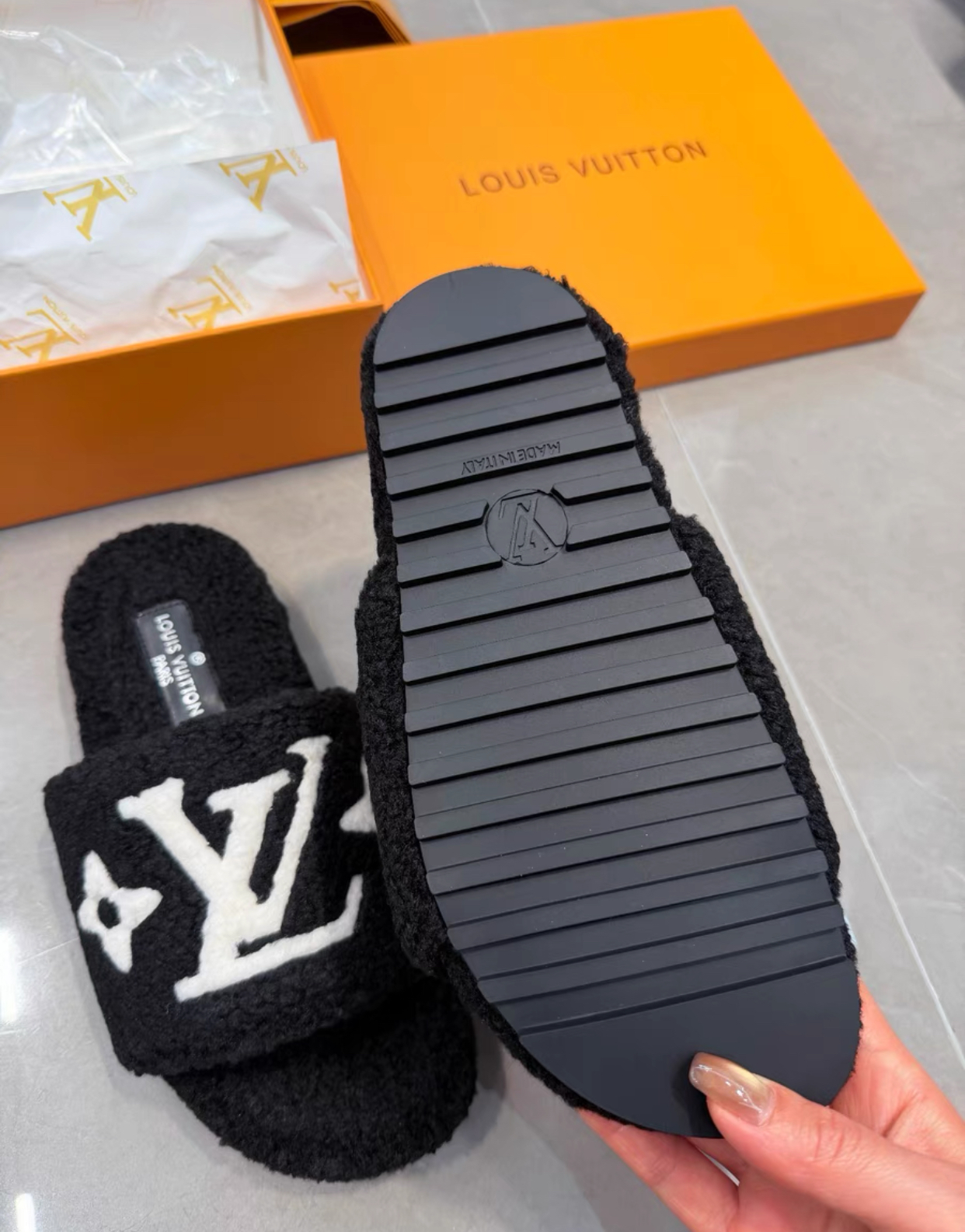 Fur slides LV black and White - Image 4